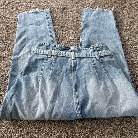 A&F MOM Jeans size 6R with Frayed Hem and denim belt - Picture 5 of 9